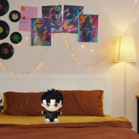 Peluche Ken Takakura avec son uniforme - Dandadan ambiance